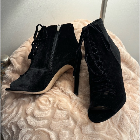 Black velvet booties size 9 brand new with box - Picture 2 of 8